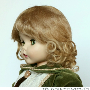ケンパー モヘアウィッグ Kemper Wig「Ellie」。モデルは頭囲12-13インチ用を着用しています。