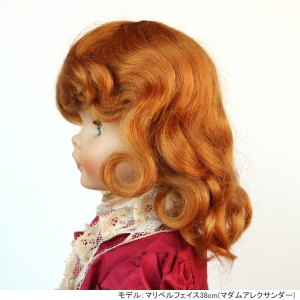 ケンパー モヘアウィッグ Kemper Wig「Hannah」。モデルは頭囲8-9インチ用を着用しています。